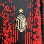 Camiseta del AC Milan x Koché cuarta equipación 2022-2023 escudo