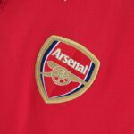 camiseta arsenal mujer 2022-2023 escudo