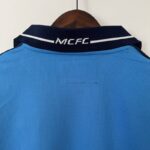 camiseta retro manchester city cuello anterior