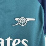 camiseta arsenal tercera 2024 escudo