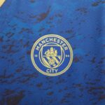 camiseta edición especial manchester city azul escudo