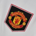 camiseta manchester united 2022 escudo