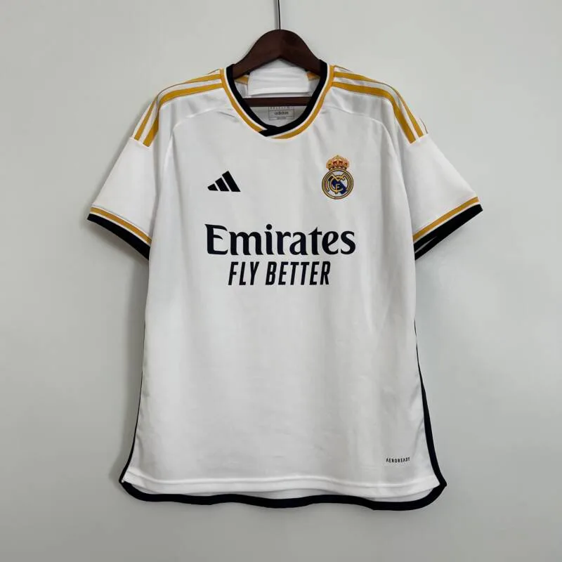 Camiseta blanca del Real Madrid con detalles negros y dorados