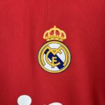 camiseta roja real madrid 2011 escudo