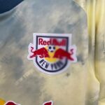 camiseta Red Bull 2024 escudo