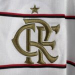 camiseta flamengo 2024 blanco escudo