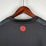 camiseta manchester city 2024 negro cuello anterior