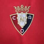 camiseta osasuna 2024 escudo