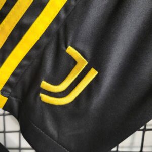 camiseta 2024 juventus y pantalon corto escudo