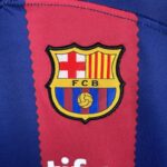camiseta fc barcelona mujer 2024 escudo