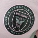 camiseta inter miami messi escudo