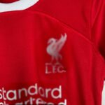 camiseta liverpool niño 2024 escudo