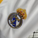 camiseta real madrid niño 2024 escudo del pantalón corto