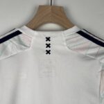 camiseta ajax 2024 niño cuello anterior