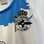 camiseta deportivo de la coruña 2023 escudo