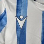 camiseta real sociedad niño logo