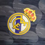 2a equipación real madrid escudo