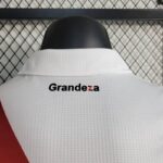 camiseta river plate 2024 cuello anterior