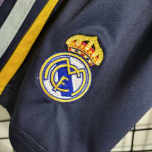 camiseta segunda real madrid y pantalón corto escudo