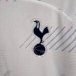 camiseta tottenham escudo