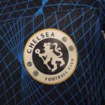 segunda equipacion chelsea 2024 escudo