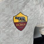 segunda equipacion roma 2024 escudo