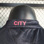 tercera equipacion manchester city 2024 cuello anterior