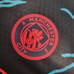 tercera equipacion manchester city 2024 escudo