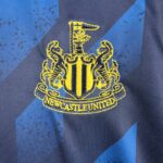 tercera equipacion newcastle escudo