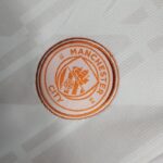 segunda equipación city escudo