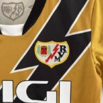 tercera equipación rayo escudo