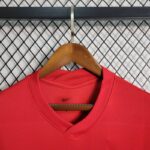 camiseta roja atletico de madrid cuello