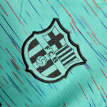 tercera equipación barcelona escudo