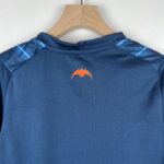 valencia camiseta azul cuello anterior