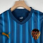 valencia camiseta azul cuello v