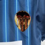 valencia camiseta azul escudo