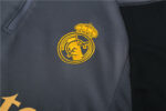 escudo de la sudadera del chandal real madrid gris
