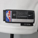 camiseta blanca Bucks etiqueta