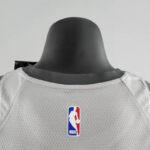 camiseta cleveland gris cuello anterior con borde negro y logo nba