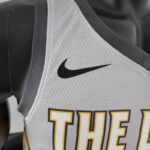 camiseta cleveland gris logo nike con bordes en las mangas negras