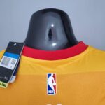 camiseta jazz degradado naranja cuello anterior con borde rojo y logoo nba