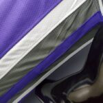 camiseta kings morada diseño lateral con lineas blancas y gris