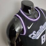 camiseta kings negra city diseño lateral con bordes en las mangas de morado y blanoc