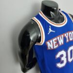 camiseta new york knicks azul diseño lateral con bordes blancos y naranja