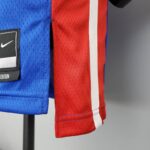 camiseta pistons azul diseño lateral con bordes rojo y blanco
