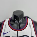 camiseta raptors blanca cuello redondo con borde azules y rojoj y logo nike