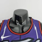 camiseta raptors morada cuello redondo con bordes negros y rojo y logo nike