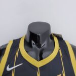 camiseta raptors negra y dorada cuello en V y logo nike con diseños de rayo en dorado