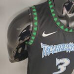 camiseta retro timberwolves bordes verde y negro en las mngas y cuello, con el nombre de timberwolves