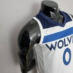 camiseta timberwolves blanco diseño lateral con hombros azules